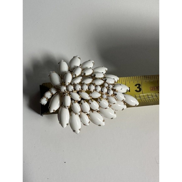 Vintage Napier 1950's MCM White Milk Glass Tear Drop Prong Set 3” Brooch - Picture 5 of 6